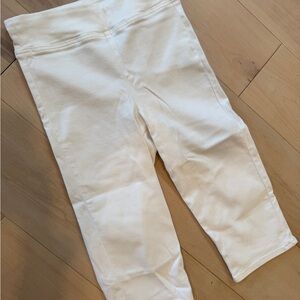 New FRAME women’s size small (1) White denim capri. New without tags. Frame jean